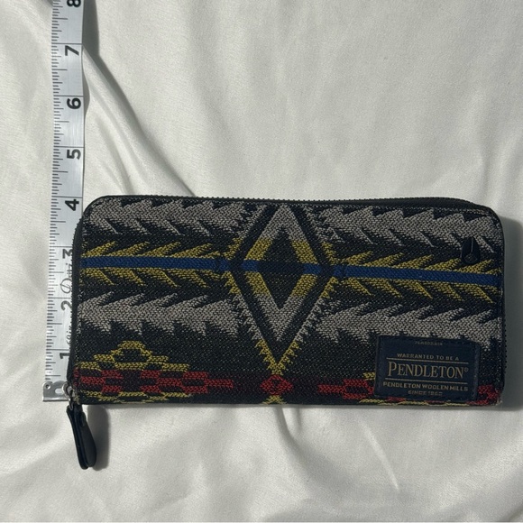 Nixon x Pendleton Midnight Eyes Bifold Wallet – Wool Exterior | Zip Closure - Picture 13 of 14